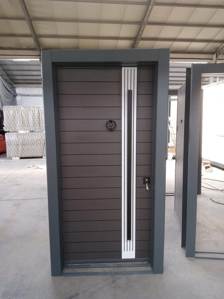 Ușa de exterior Ușă de exterior 2: wenge cu lamele orizontale și mâner lung inox