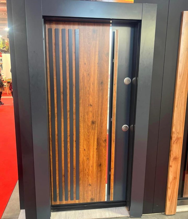 Ușa de exterior Ușă de exterior 13: aspect lemn cu lamele negre