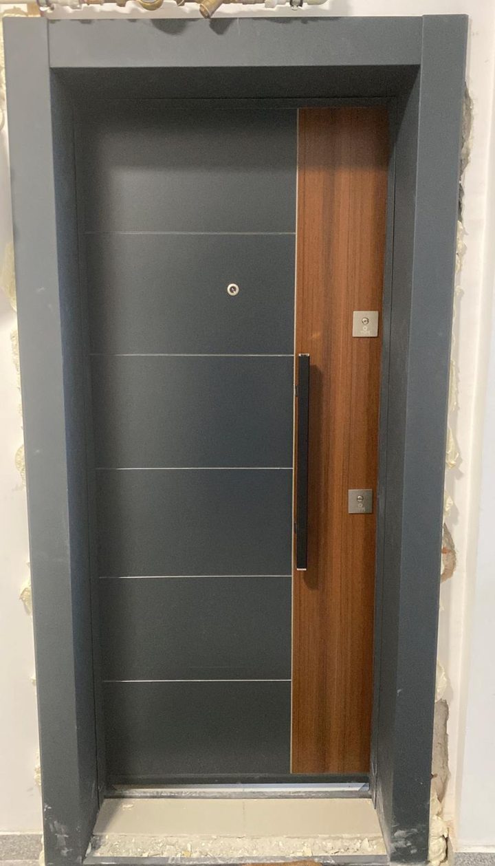Ușa de exterior Ușă de exterior 14: antracit cu bandă din lemn