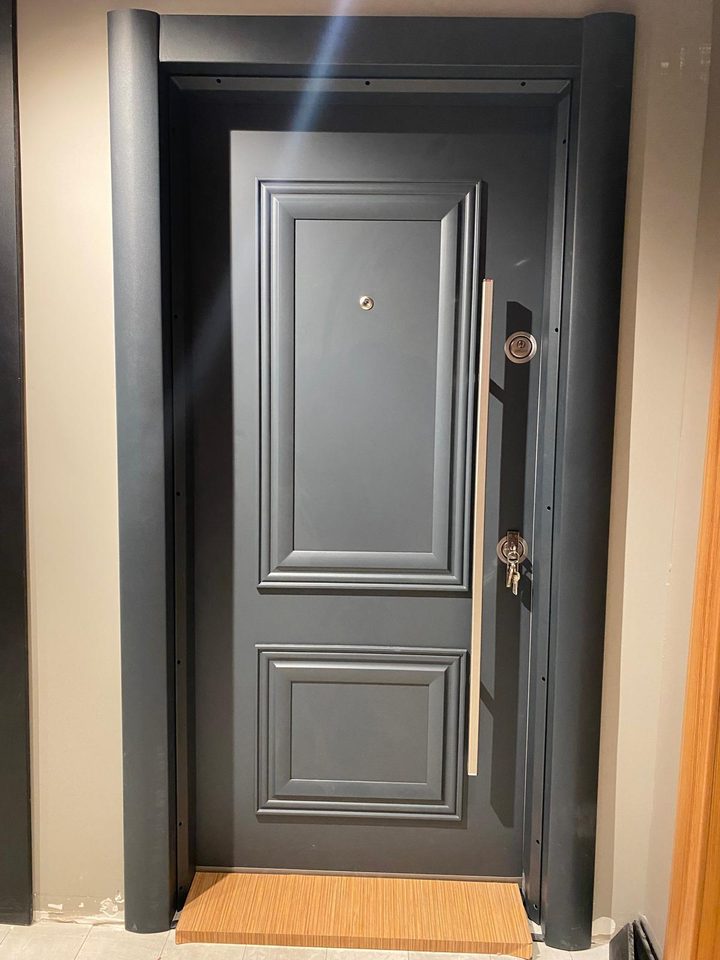 Ușa de exterior Ușă de exterior 16: antracit clasică, cu panouri