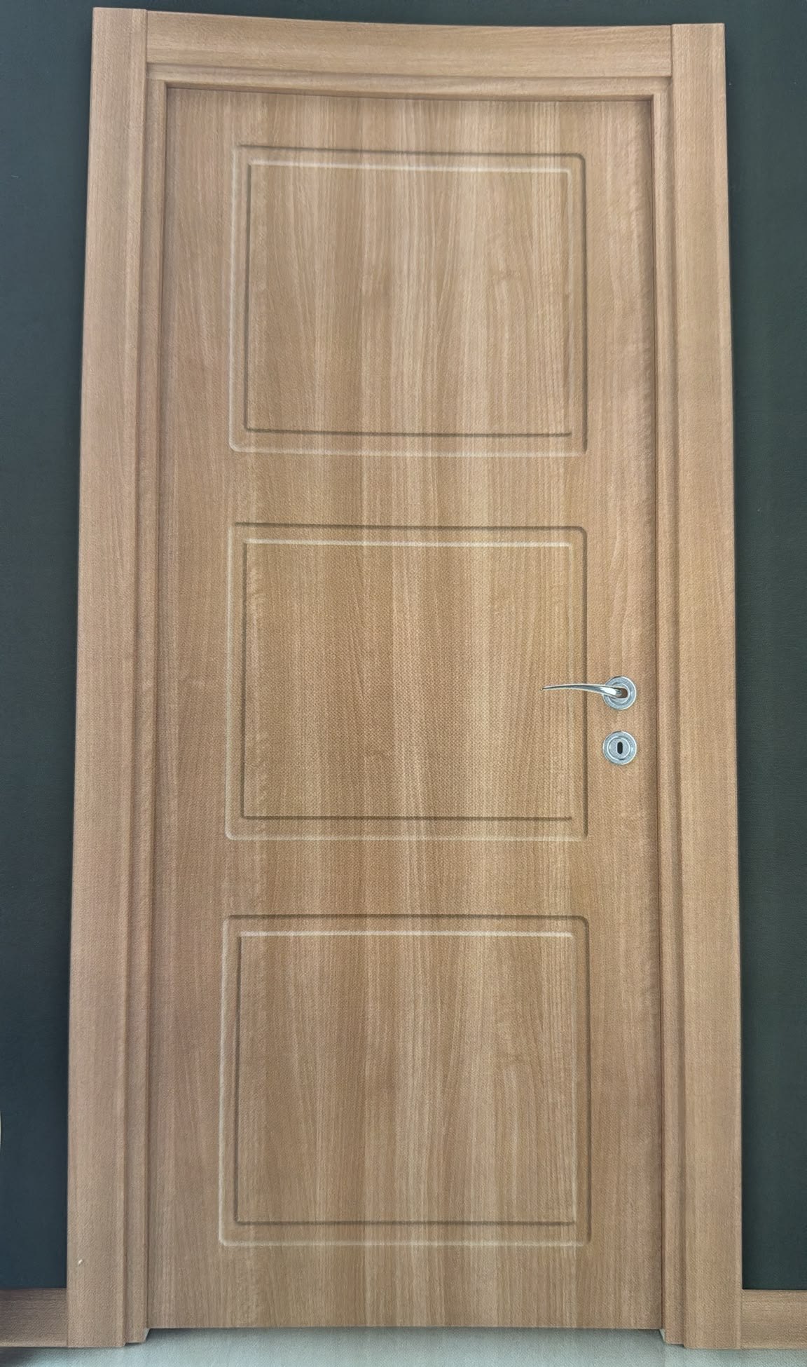 Ușa de interior VDA 10 Opera Walnut: aspect de nuc, cu trei panouri în relief